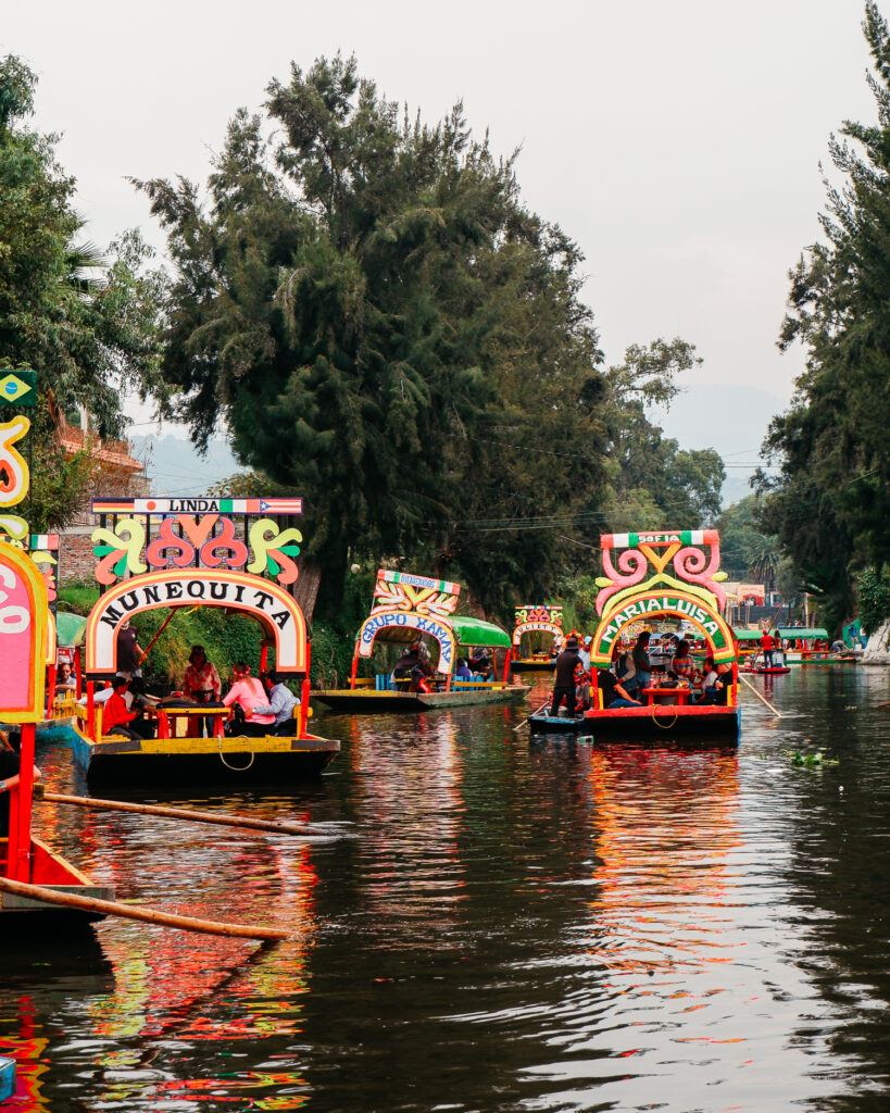 Louer un bateau à Xochimilco, une expérience insolite et festive à Mexico