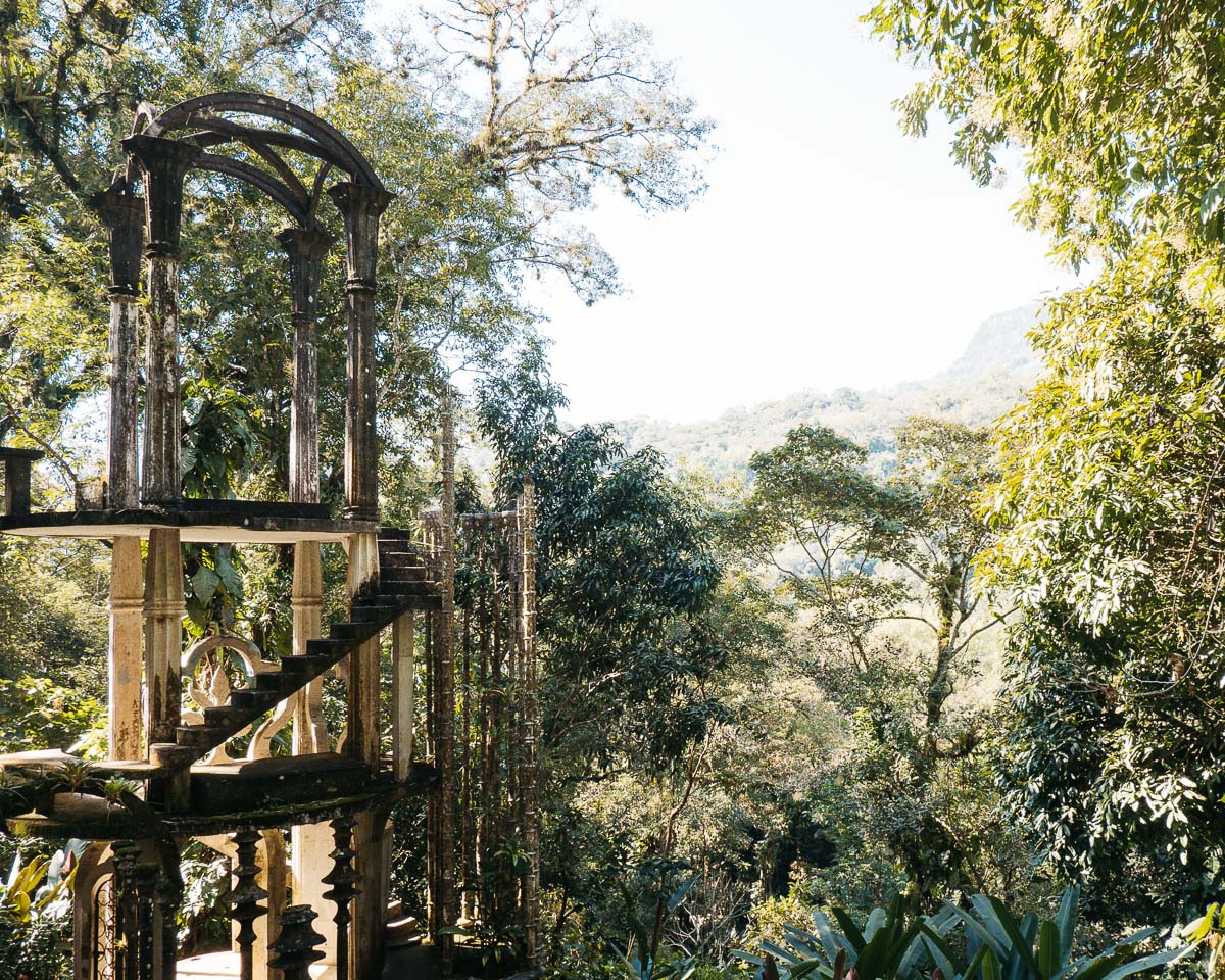 Le jardin surréaliste d'Edward James, des structures surréalistes au milieu de la jungle